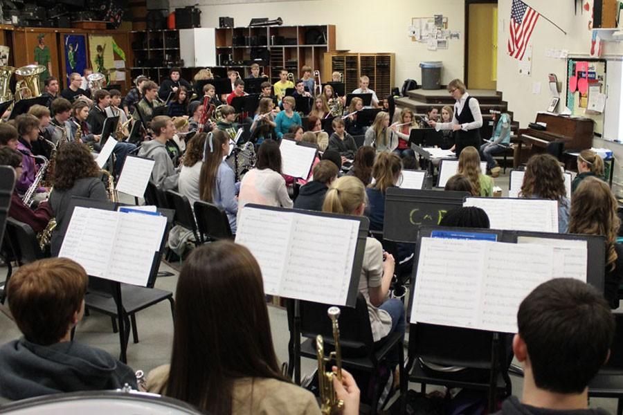 NORTH+MIDDLE+SCHOOL+PRACTICES+WITH+SYMPHONIC+BAND