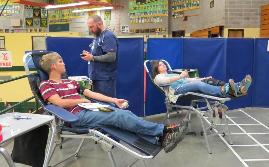 STUDENTS+DONATE+BLOOD