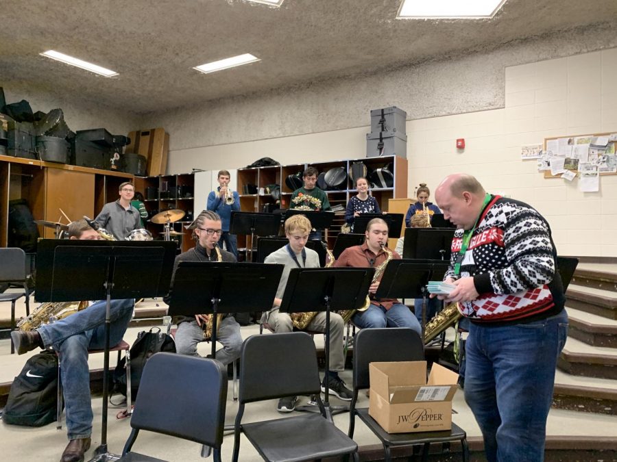 Russtones serenade students before winter break