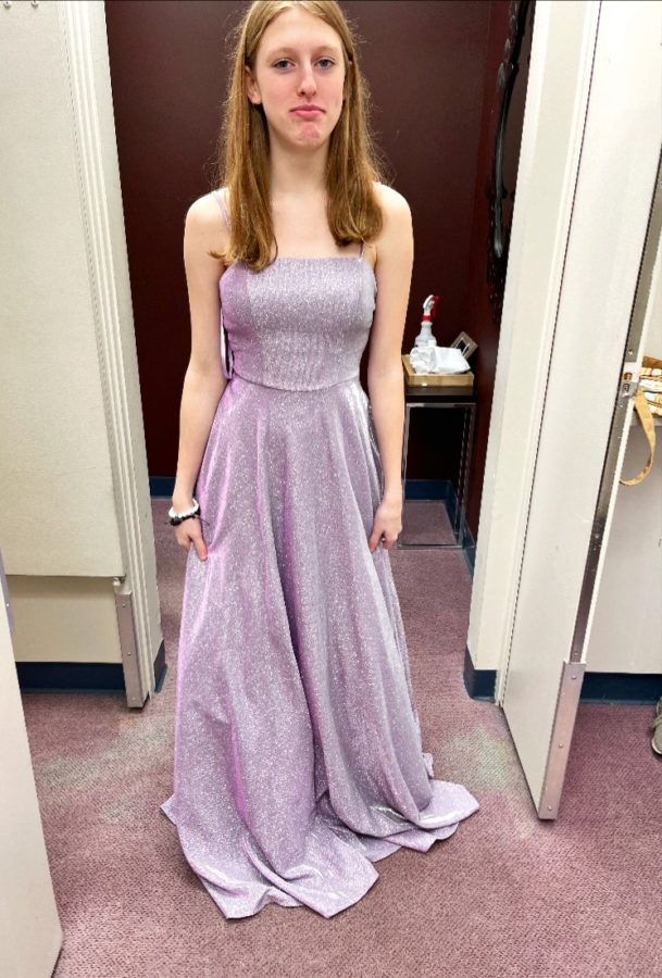 Sophomore chooses gown for Prom 2023